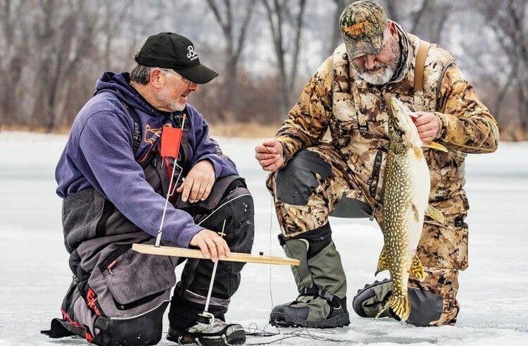 Fundadores pescando no gelo nos primeiros anos
